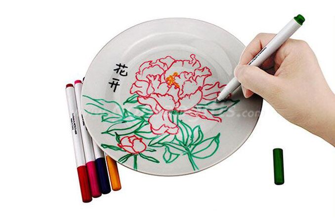 coloring ceramic  plate  with  special coloring pen  and markers 