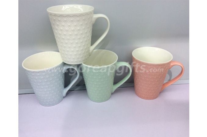 2018 hot sell color glazed relief mug embossed ceramic mug