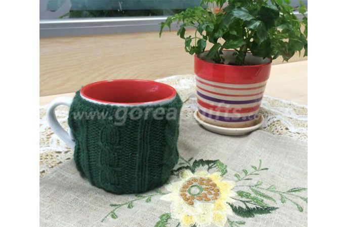 Classic ceramic coffee mug with Knitting cup cover